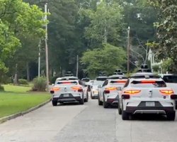 Повстання машин: безпілотні автомобілі Waymo взяли в заручники жителів тихої вулиці (відео)