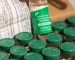 В Кабмине уточнили слова Шмыгаля о прививках для всех желающих, записавшихся через "Дію"