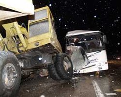 В Крыму автобус столкнулся с КамАЗом. Погиб пассажир