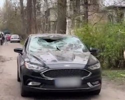 Завидная живучесть: поврежденное в результате обстрела Киева авто завелось и поехало (видео)