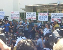 Более ста журналистов пикетируют здание МВД
