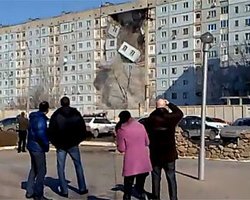 В сети появилось видео обрушения дома в Астрахани