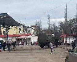 В Донецке пьяные российские оккупанты врезались в толпу с людьми: есть погибшие
