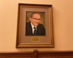 "Возрождение патриотизма": в горсовете Харькова повесили портрет Кернеса (фото)