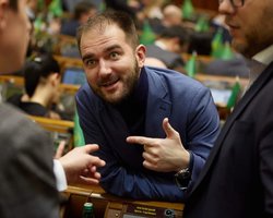 Экс-"слуга народа" Скороход решила взять на поруки подозреваемого в получении взятки Юрченко