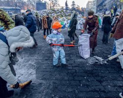 Как защитить детей от стресса, пока родители на баррикадах 