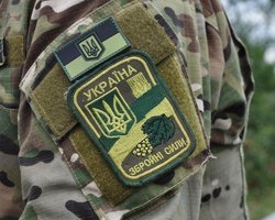 В Херсоне мужчина накинулся на военных из-за лозунга "Слава Украине" (фото)