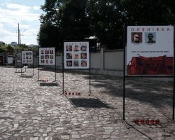 "Возле каждого из стендов": во Львове вандал разбил выставку, посвященную погибшим военным (фото)