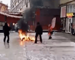 Протесты в России: мужчина поджог себя в центре Москвы (видео)