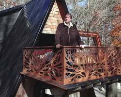 Чоловік поставив у лісі будиночок на дереві — тепер здає його в оренду (фото)