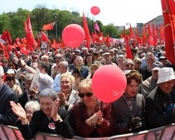 КС определит законность вывешивания красных флагов
