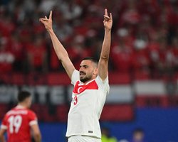 Турецкого футболиста Мериха Демирала дисквалифицировали за "волчий салют"