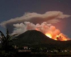 Извержение вулкана вызвало панику среди жителей Индонезии