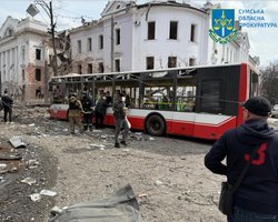 Скористався хаосом і безпорадністю: чоловік обікрав пораненого у Сумах після удару (відео)