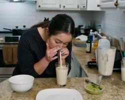 Жінка вдихає їжу через соломинку і почувається "феноменально"