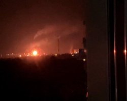 Взрывы в Саратове и Энгельсе: россияне жалуются на массированную атаку БпЛА, известно о пожаре на НПЗ (видео)