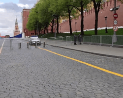 После ночной атаки дронов Кремль "оброс" ограждениями (видео)