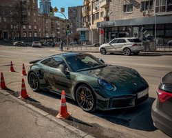 Справжній ексклюзив: у Києві засвітився унікальний 650-сильний спорткар Porsche (фото)
