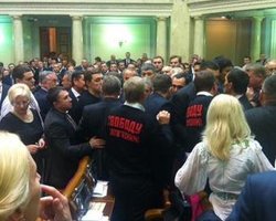 Оппозиция вступила в схватку за карточки Табаловых