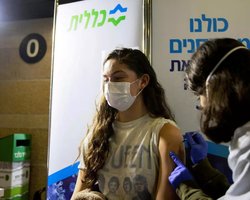 Израиль из-за коронавируса дельта будет вакцинировать людей третьей дозой Pfizer