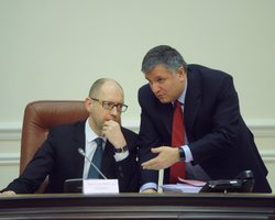 Яценюк потребовал уволить всю вертикаль таможни Закарпатья