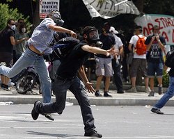 Вандалы разграбили 150 магазинов во время беспорядков в Афинах