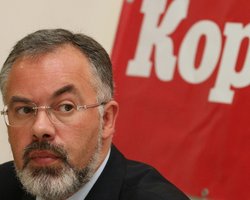 У Табачника объяснили сведения о баснословно дорогих учебниках технической ошибкой