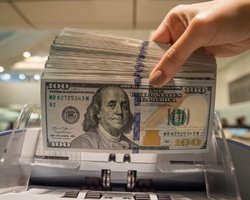 В США предлагают раздавать американцам по $2 тыс. каждый месяц до конца эпидемии COVID-19