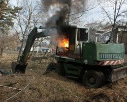 В Киеве протестующие против вырубки леса сожгли строительную технику