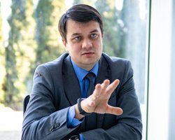 Разумков ответил недовольным приговором Стерненко