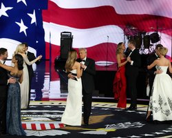 Инаугурационный бал Трампа: в чем пришли дочери, невестка и внучка президента США (фото)