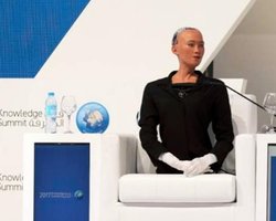 После вопроса о коррупции в Украине робот София зависла