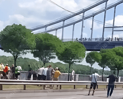 У Києві обірвався трос атракціону-спуску через Дніпро, ДСНС шукають людину, — соцмережі (відео)