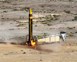 Иран пугает Израиль новейшей баллистической ракетой "Хорремшехр": что о ней известно (видео)