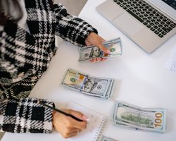 Доллары в цене: почему спрос на валюту бьет рекорды и каким будет курс в 2025 году