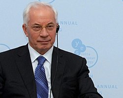 Азаров: гривня абсолютно стабильна