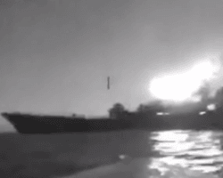 450 кг тротила: СМИ опубликовали кадры удара морского дрона по десантному кораблю РФ (видео)