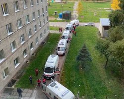 "Наши реалии": во Львове возле больницы образовалась очередь из машин скорой помощи (фото)