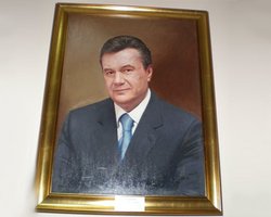 Портретами Януковича пугают первоклассников, - Омельченко