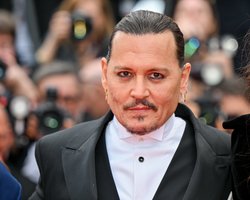 Фотографы в Каннах показали испорченные зубы Джонни Деппа