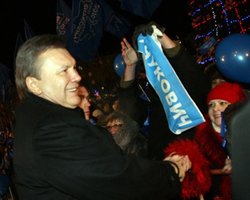 БЮТ: штабисты Януковича провели в Луганске псевдофорум в поддержку своего лидера