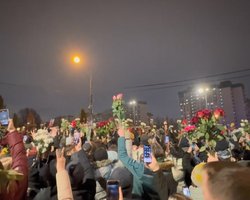 Затримання та протести: похорон Навального переріс у нічний мітинг (відео)