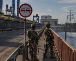 "Снова четко в цель": ВСУ ударили по мосту на Каховской ГЭС (видео)