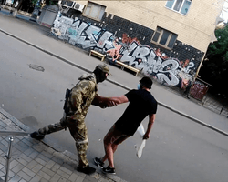 В Херсоне мужчина хотел поджечь пункт выдачи паспортов РФ, его задержали, — росСМИ (видео)