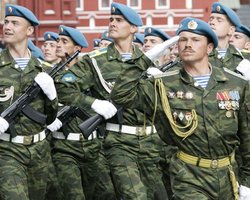 Российские солдаты пройдут по Киеву с украинскими автоматами