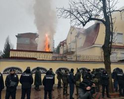 Дымовые шашки и бумажные кораблики: в Украине протестуют под российскими консульствами