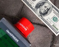 Вище фонового рівня майже у 2000 разів: в українки на кордоні знайшли радіоактивну купюру в $100