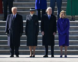 Разбор модных образов супругов Трамп на инаугурации: шляпка Мелании и классика от Дональда