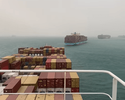 Суэцкий канал заблокировал 400-метровый контейнеровоз, севший на мель (видео)