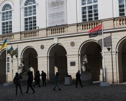 У Львовской ратуши впервые вывесили красно-черный флаг